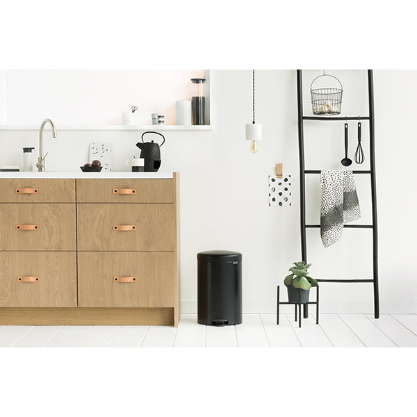 Poubelle ronde à pédale NewIcon 20 L noir  Brabantia - Mathon - 2